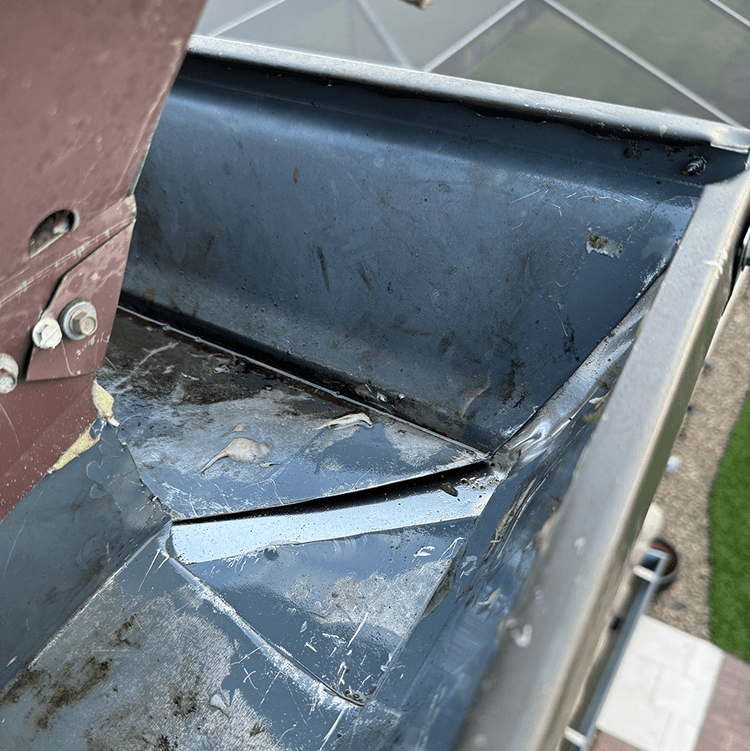Gutter joint prepared for sealing